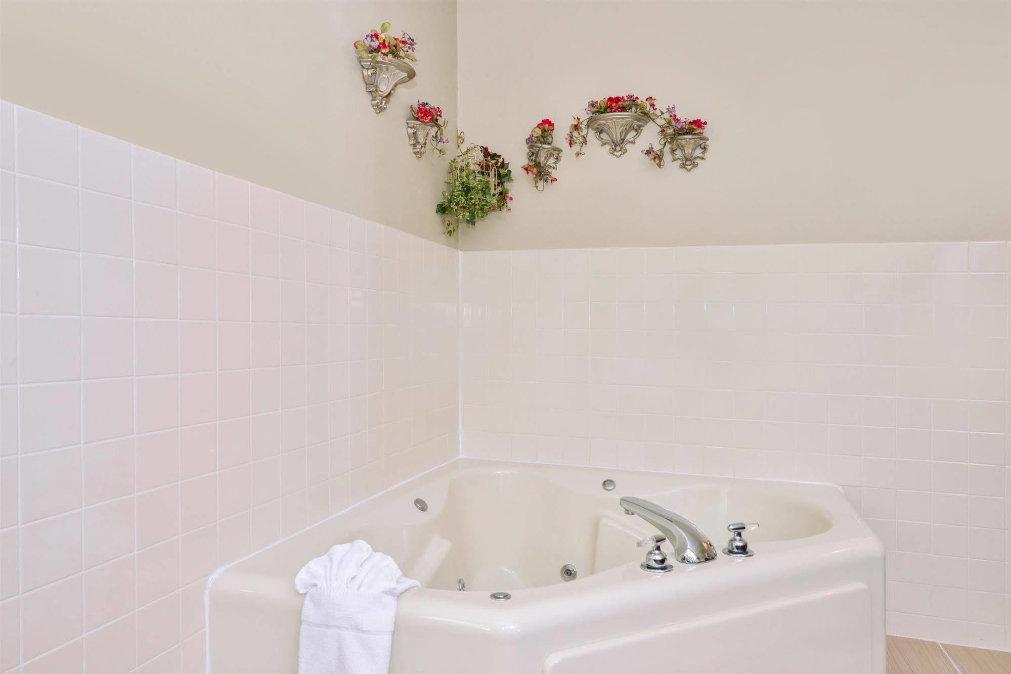 Regency Inn Geneseo Il I-80 Εξωτερικό φωτογραφία